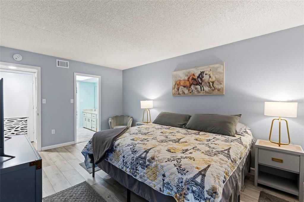 Active With Contract: $144,000 (2 beds, 2 baths, 1150 Square Feet)