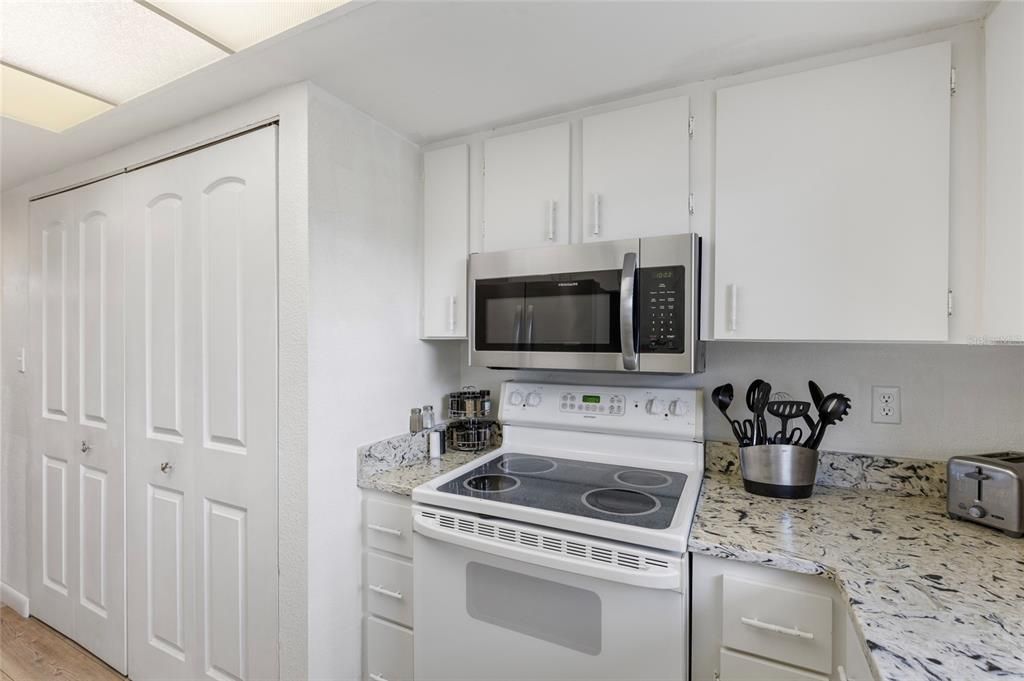 Active With Contract: $144,000 (2 beds, 2 baths, 1150 Square Feet)