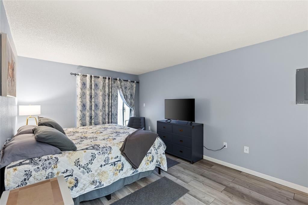 Active With Contract: $144,000 (2 beds, 2 baths, 1150 Square Feet)