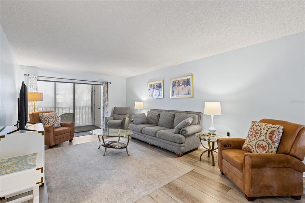 Active With Contract: $144,000 (2 beds, 2 baths, 1150 Square Feet)