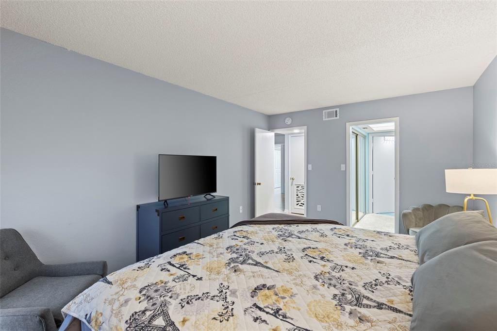 Active With Contract: $144,000 (2 beds, 2 baths, 1150 Square Feet)