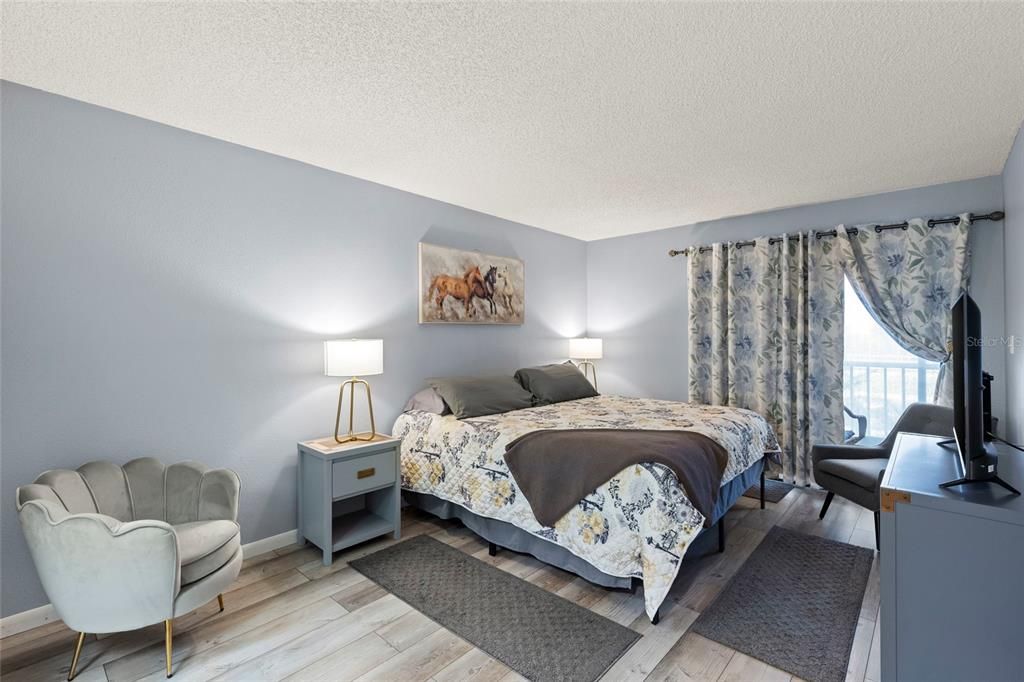 Active With Contract: $144,000 (2 beds, 2 baths, 1150 Square Feet)