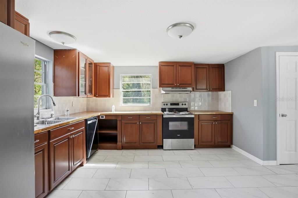 Active With Contract: $250,000 (3 beds, 2 baths, 2287 Square Feet)