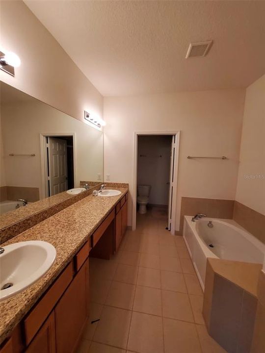 Activo con contrato: $2,245 (4 camas, 2 baños, 1870 Pies cuadrados)