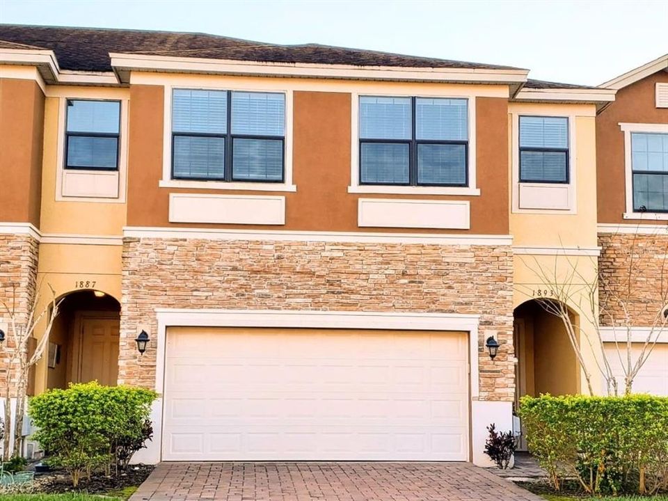 Activo con contrato: $2,245 (4 camas, 2 baños, 1870 Pies cuadrados)