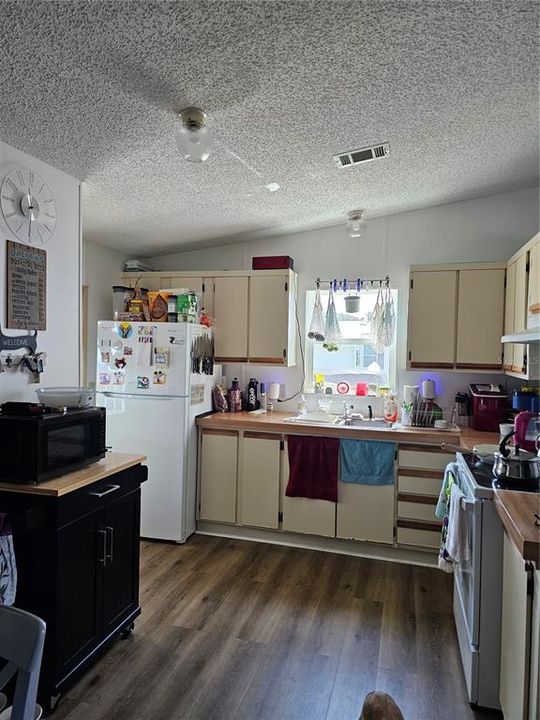 На продажу: $109,900 (2 спален, 2 ванн, 1060 Квадратных фут)