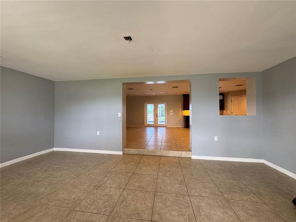 For Sale: $359,000 (3 beds, 3 baths, 1975 Square Feet)