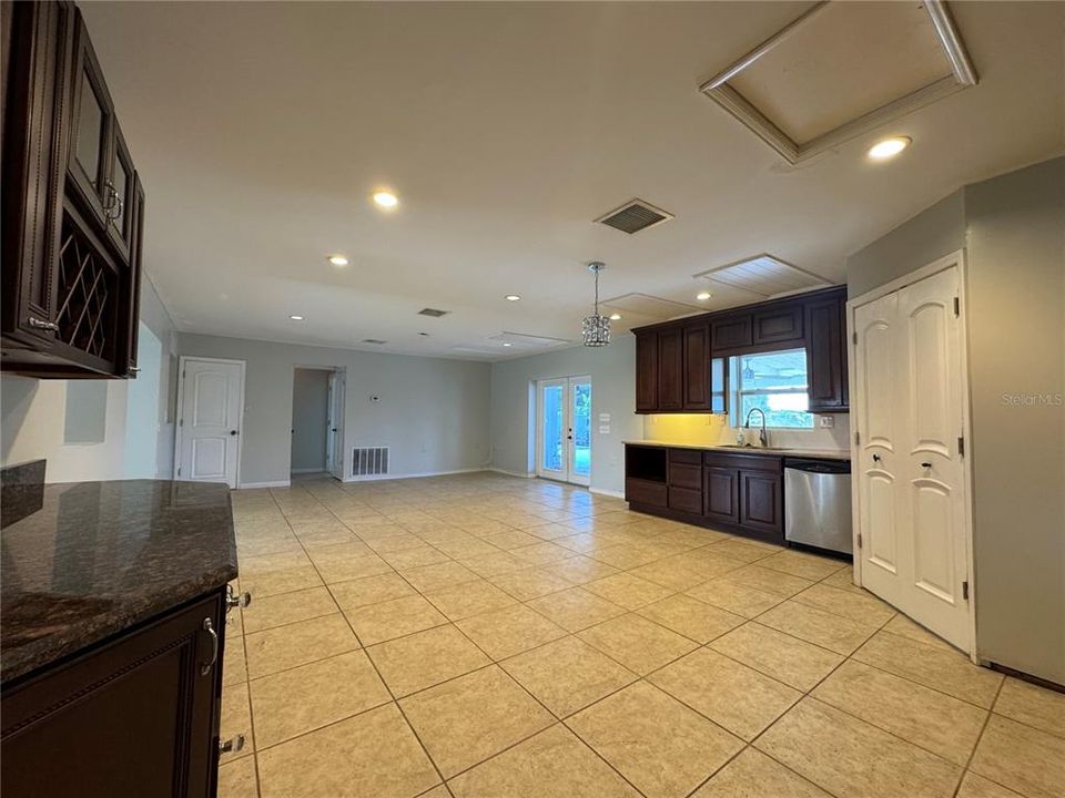 For Sale: $359,000 (3 beds, 3 baths, 1975 Square Feet)