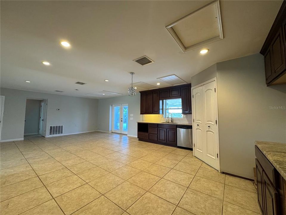 For Sale: $359,000 (3 beds, 3 baths, 1975 Square Feet)