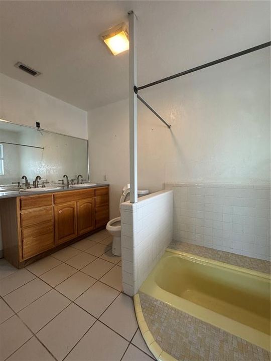 For Sale: $359,000 (3 beds, 3 baths, 1975 Square Feet)