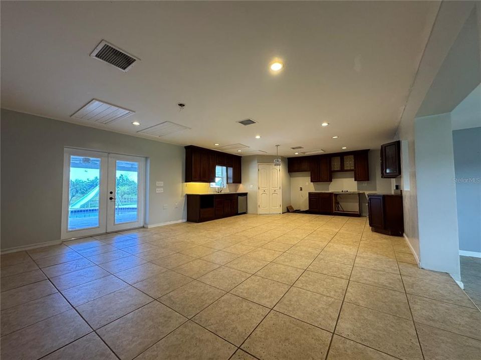 For Sale: $359,000 (3 beds, 3 baths, 1975 Square Feet)