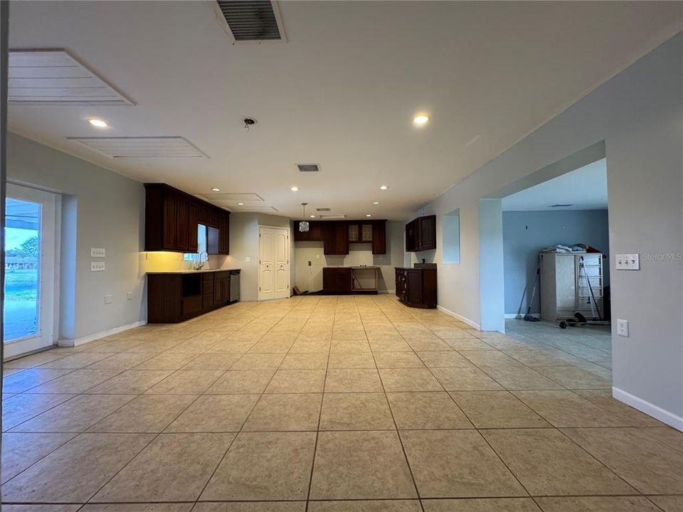 For Sale: $359,000 (3 beds, 3 baths, 1975 Square Feet)