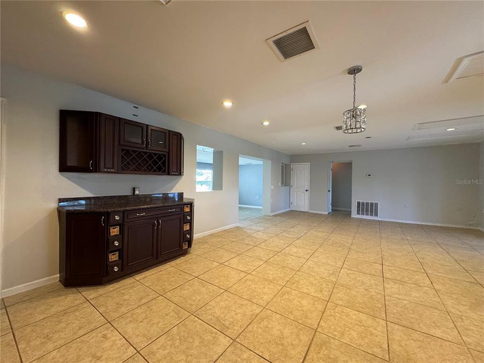 For Sale: $359,000 (3 beds, 3 baths, 1975 Square Feet)