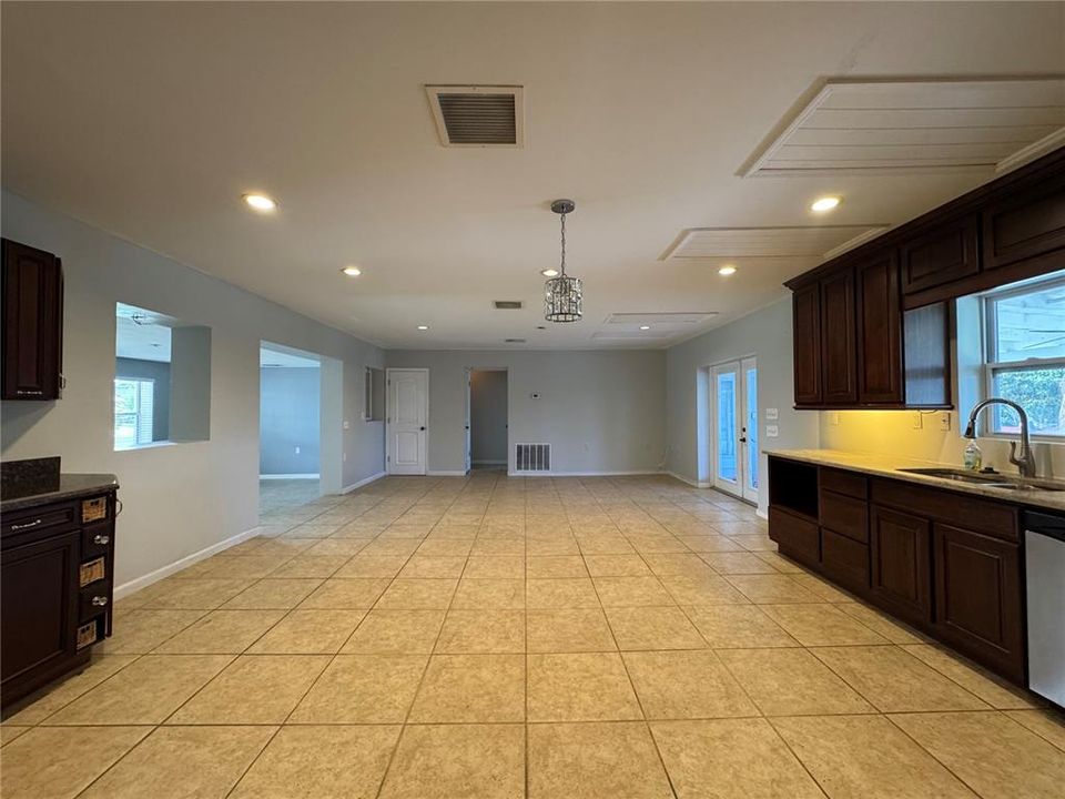 For Sale: $359,000 (3 beds, 3 baths, 1975 Square Feet)