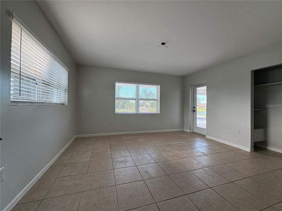 For Sale: $359,000 (3 beds, 3 baths, 1975 Square Feet)