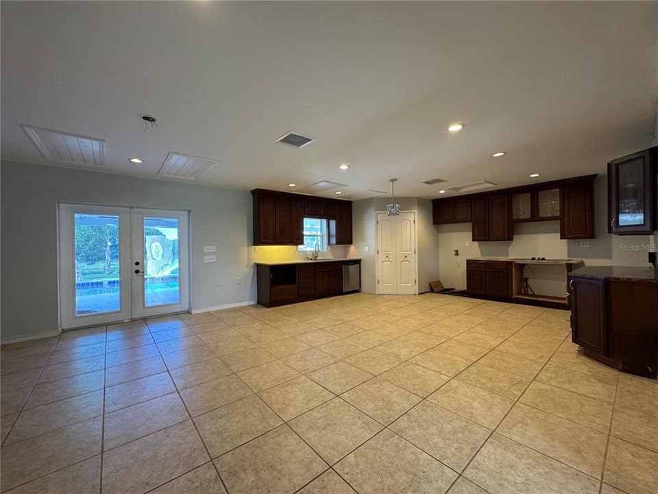 For Sale: $359,000 (3 beds, 3 baths, 1975 Square Feet)