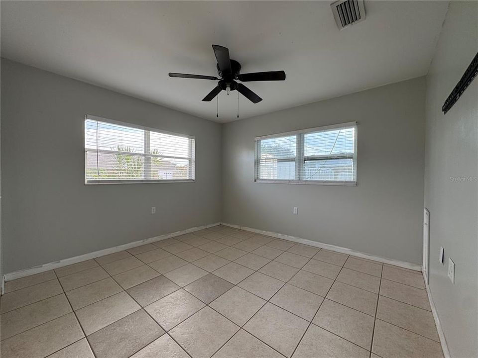 For Sale: $359,000 (3 beds, 3 baths, 1975 Square Feet)