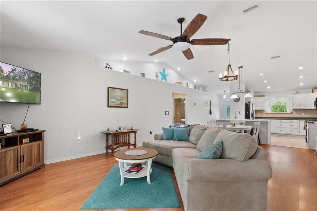 合同活跃: $274,000 (3 贝兹, 2 浴室, 1620 平方英尺)