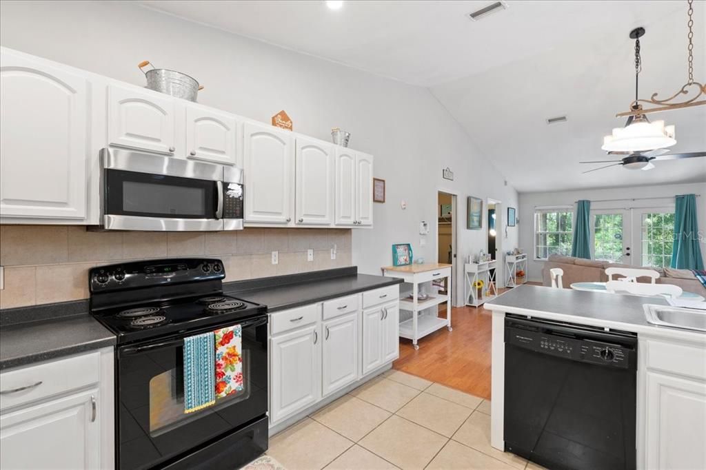 合同活跃: $274,000 (3 贝兹, 2 浴室, 1620 平方英尺)