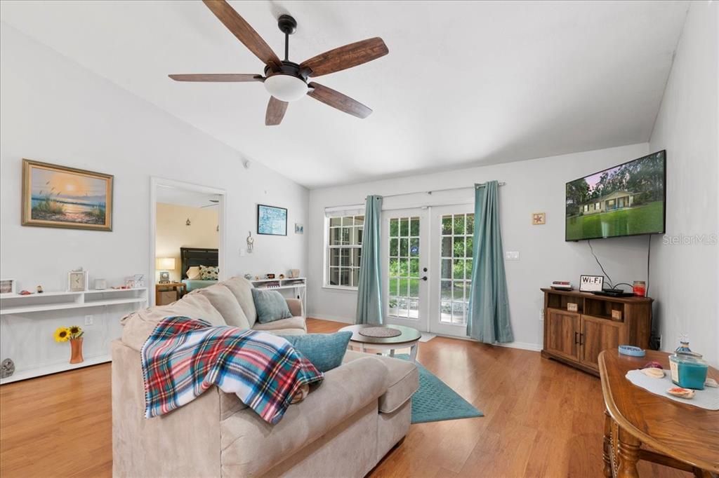 合同活跃: $274,000 (3 贝兹, 2 浴室, 1620 平方英尺)