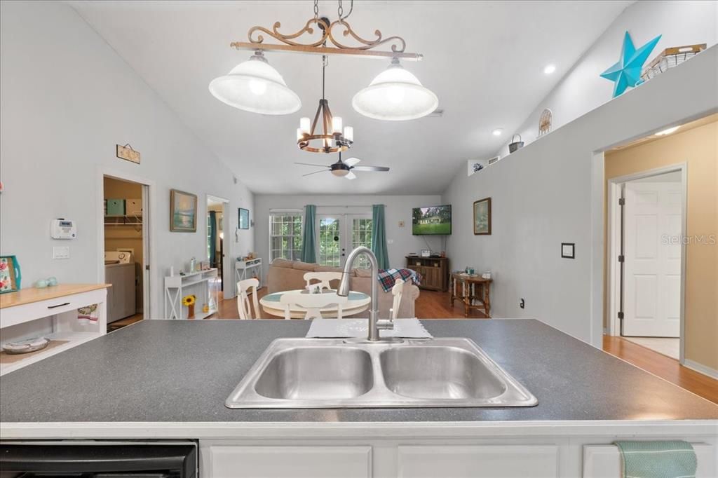 合同活跃: $274,000 (3 贝兹, 2 浴室, 1620 平方英尺)