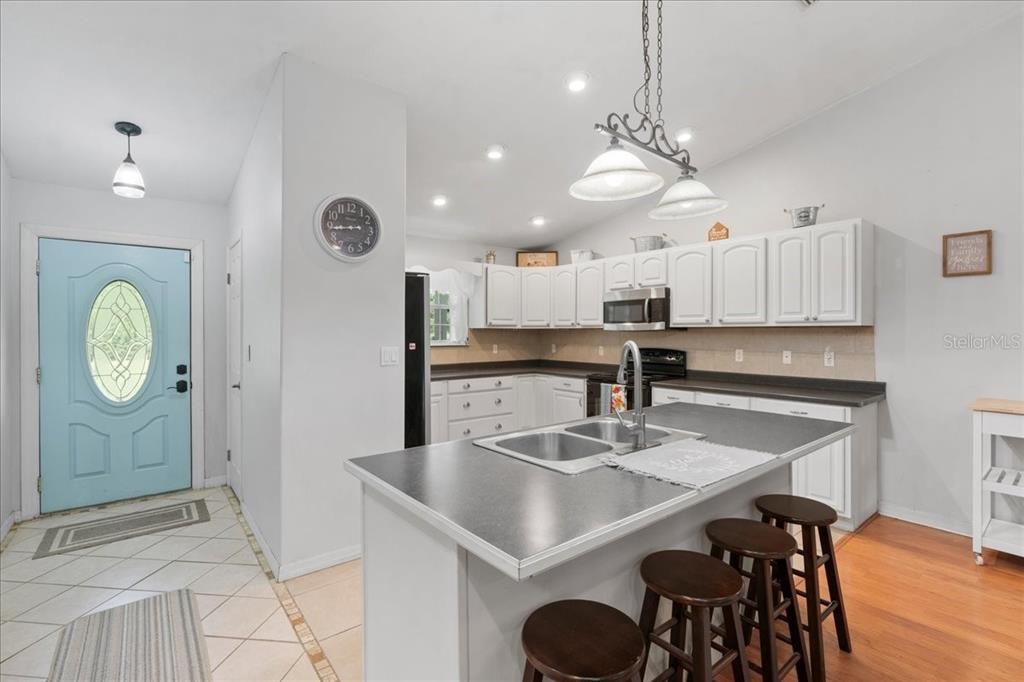 合同活跃: $274,000 (3 贝兹, 2 浴室, 1620 平方英尺)