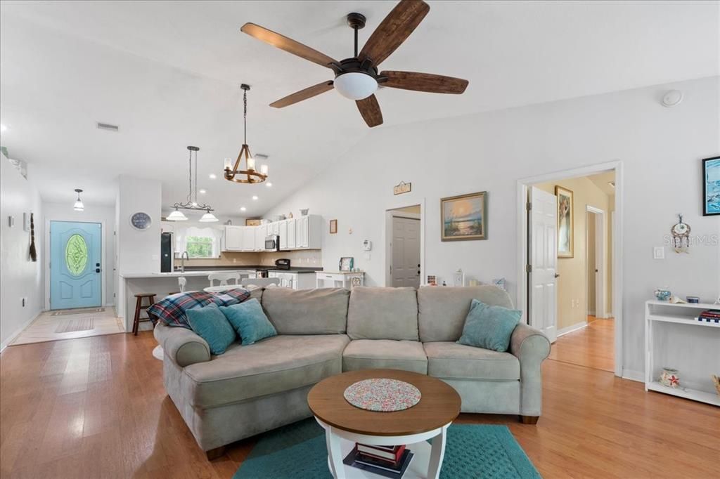 合同活跃: $274,000 (3 贝兹, 2 浴室, 1620 平方英尺)