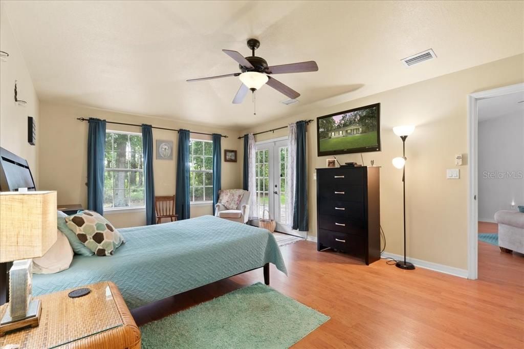 合同活跃: $274,000 (3 贝兹, 2 浴室, 1620 平方英尺)