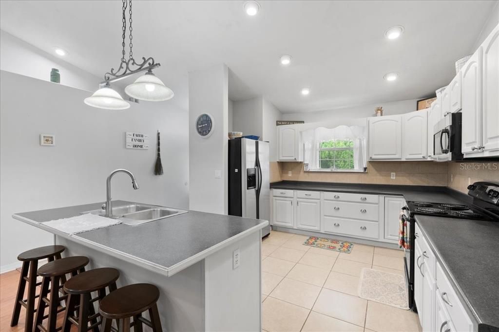 合同活跃: $274,000 (3 贝兹, 2 浴室, 1620 平方英尺)