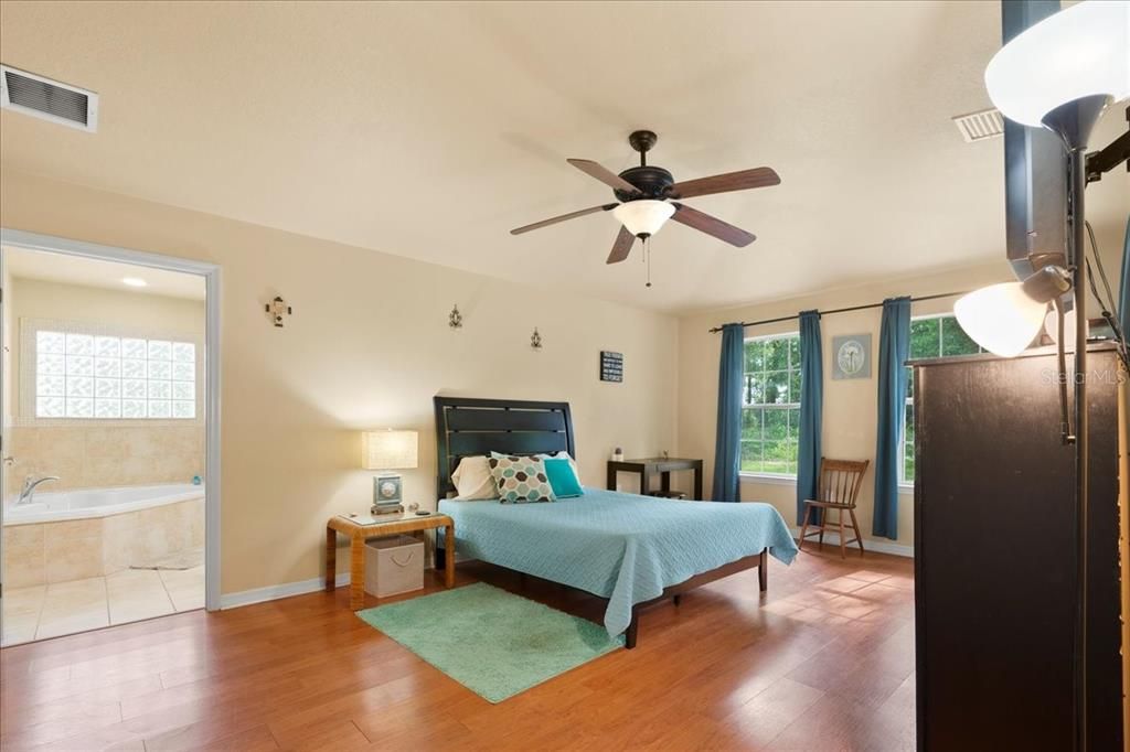 合同活跃: $274,000 (3 贝兹, 2 浴室, 1620 平方英尺)