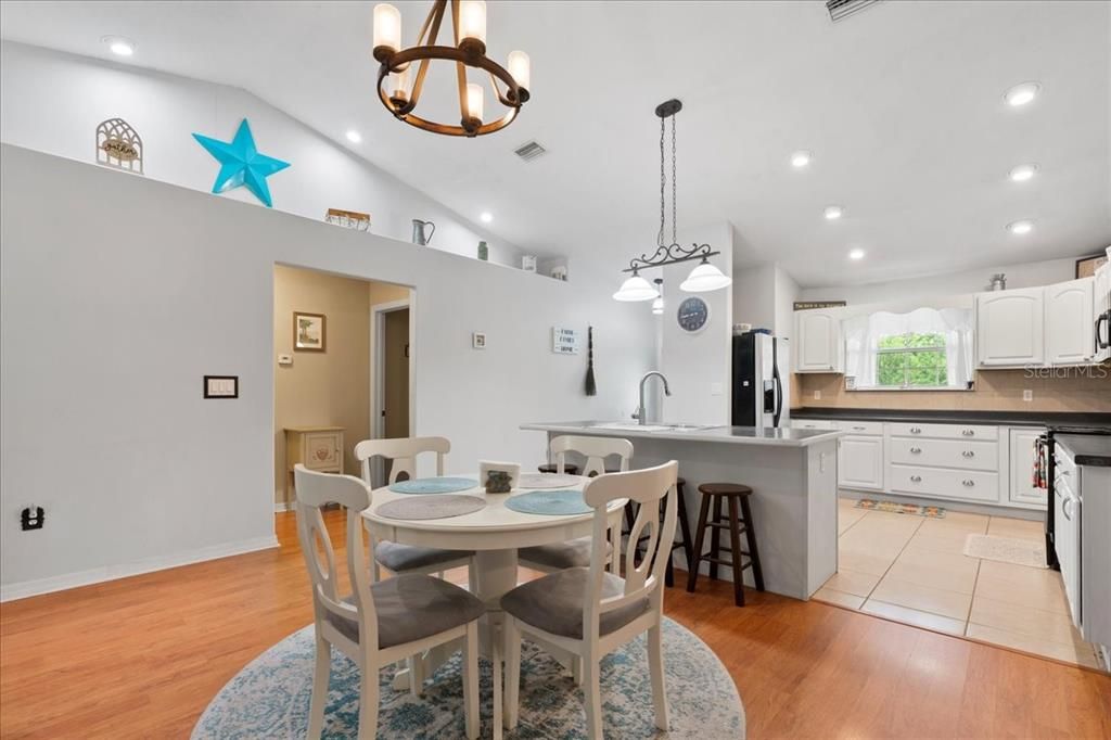 合同活跃: $274,000 (3 贝兹, 2 浴室, 1620 平方英尺)