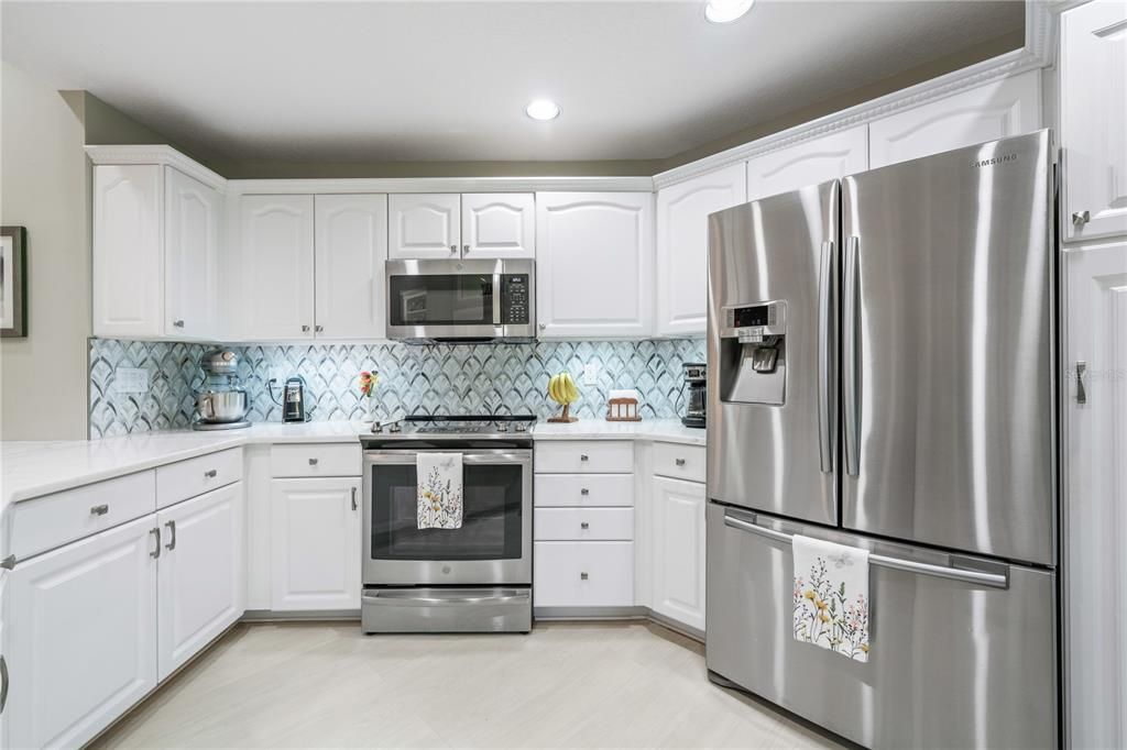 Под контрактом: $870,000 (3 спален, 3 ванн, 2085 Квадратных фут)