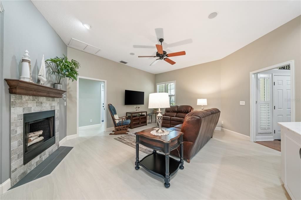 Под контрактом: $870,000 (3 спален, 3 ванн, 2085 Квадратных фут)