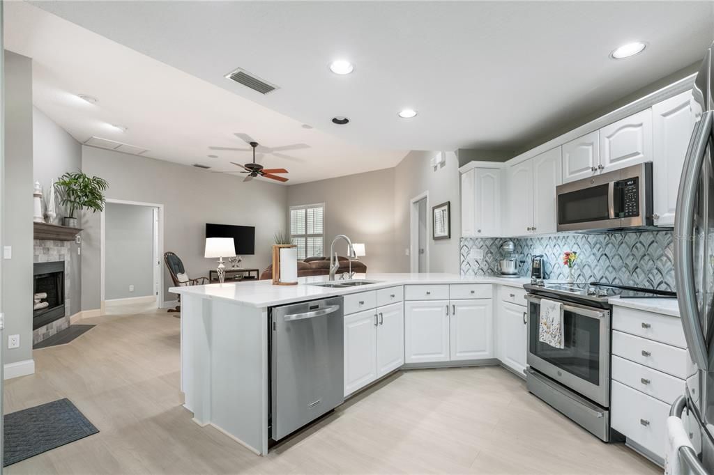 Под контрактом: $870,000 (3 спален, 3 ванн, 2085 Квадратных фут)