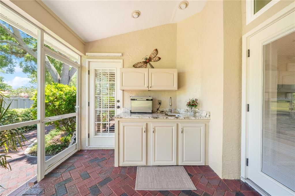 Под контрактом: $870,000 (3 спален, 3 ванн, 2085 Квадратных фут)