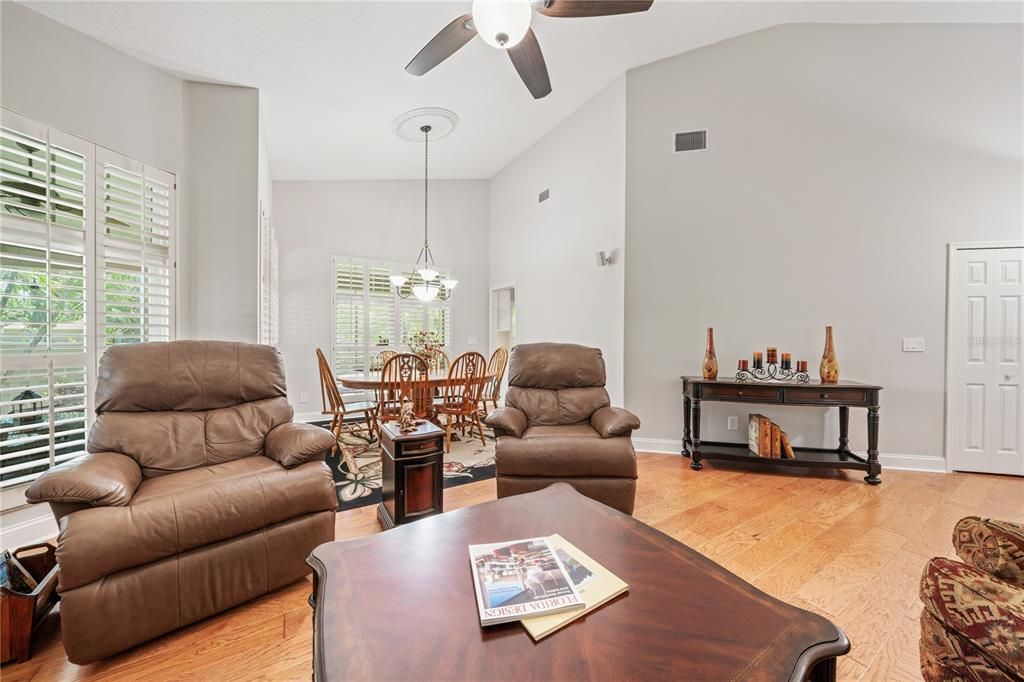 Под контрактом: $870,000 (3 спален, 3 ванн, 2085 Квадратных фут)