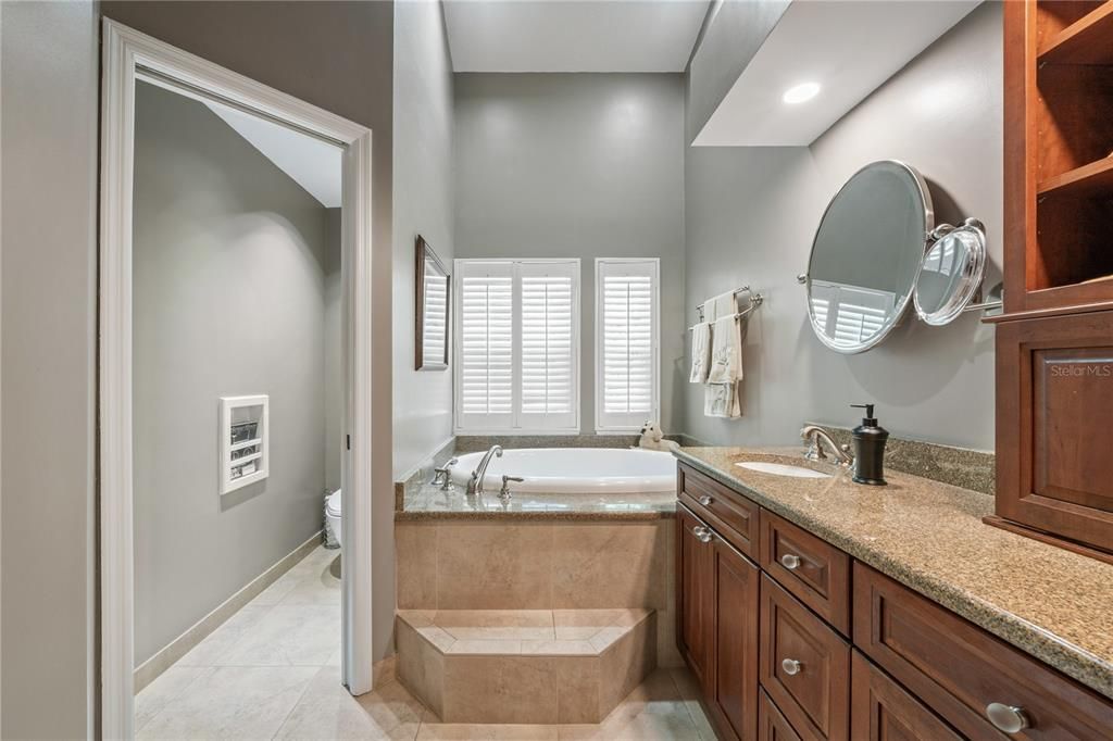 Под контрактом: $870,000 (3 спален, 3 ванн, 2085 Квадратных фут)