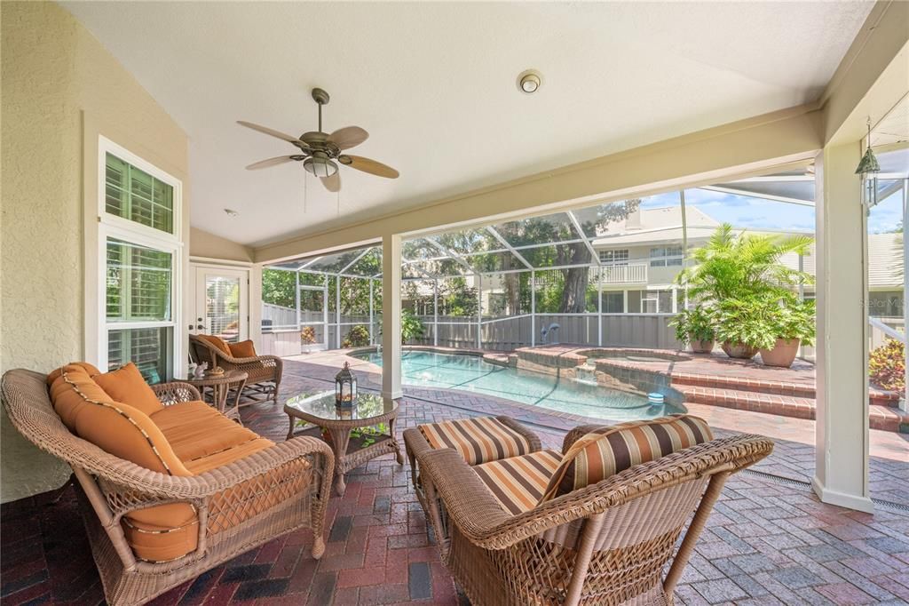 Под контрактом: $870,000 (3 спален, 3 ванн, 2085 Квадратных фут)