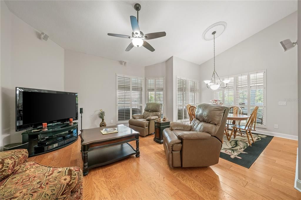 Под контрактом: $870,000 (3 спален, 3 ванн, 2085 Квадратных фут)