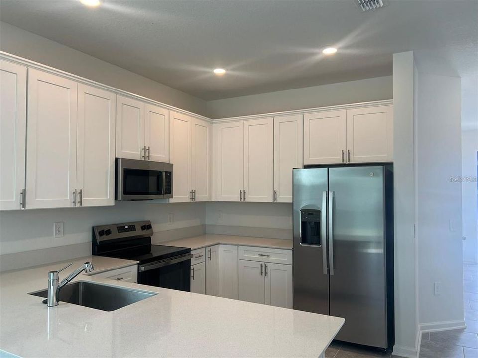 Под контрактом: $2,400 (3 спален, 2 ванн, 1797 Квадратных фут)