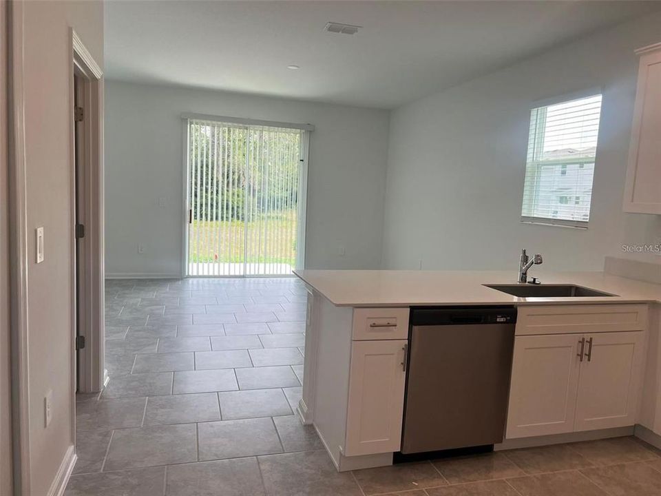 Под контрактом: $2,400 (3 спален, 2 ванн, 1797 Квадратных фут)