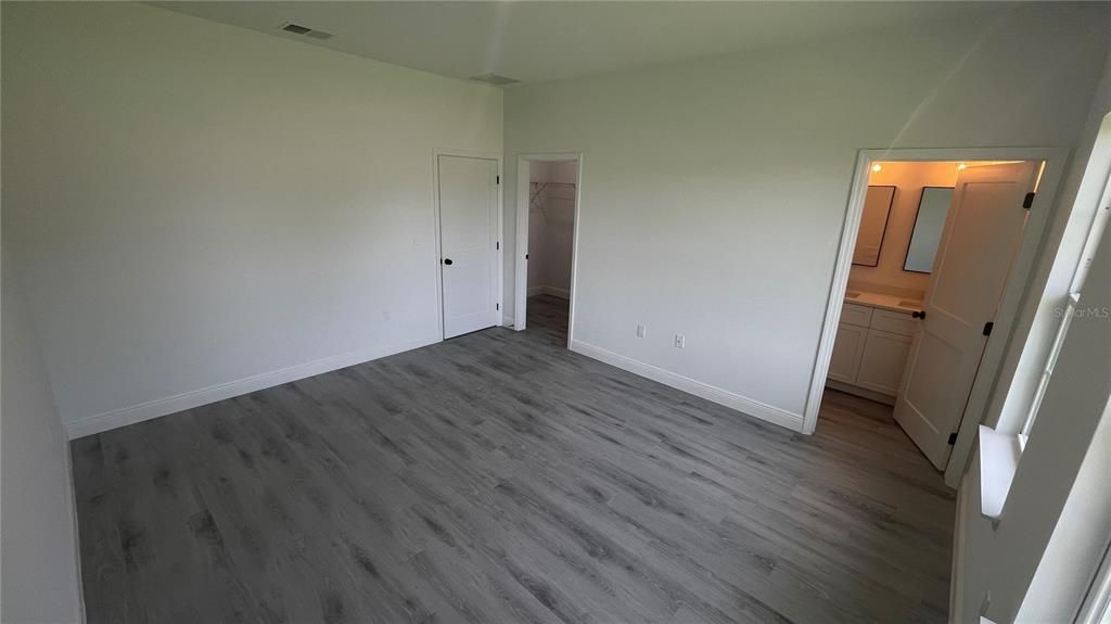 合同活跃: $279,900 (4 贝兹, 2 浴室, 1774 平方英尺)