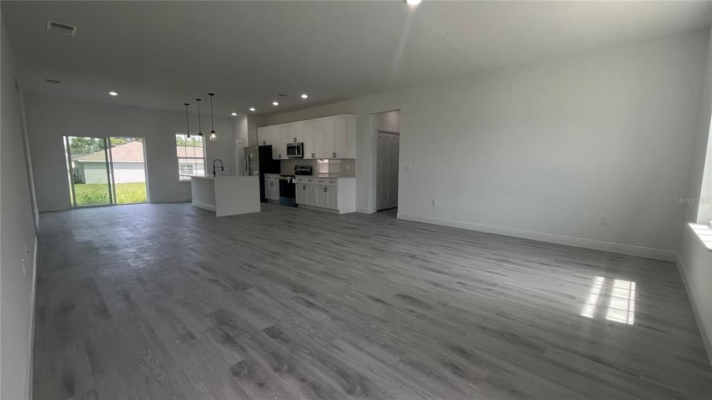 合同活跃: $279,900 (4 贝兹, 2 浴室, 1774 平方英尺)