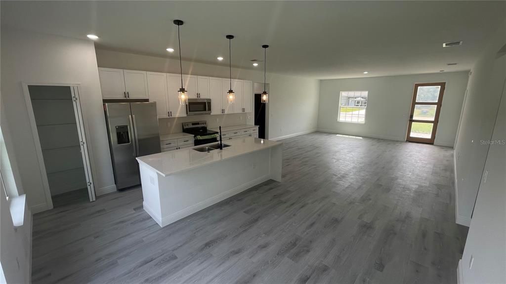 合同活跃: $279,900 (4 贝兹, 2 浴室, 1774 平方英尺)