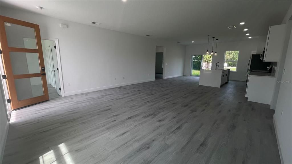 合同活跃: $279,900 (4 贝兹, 2 浴室, 1774 平方英尺)