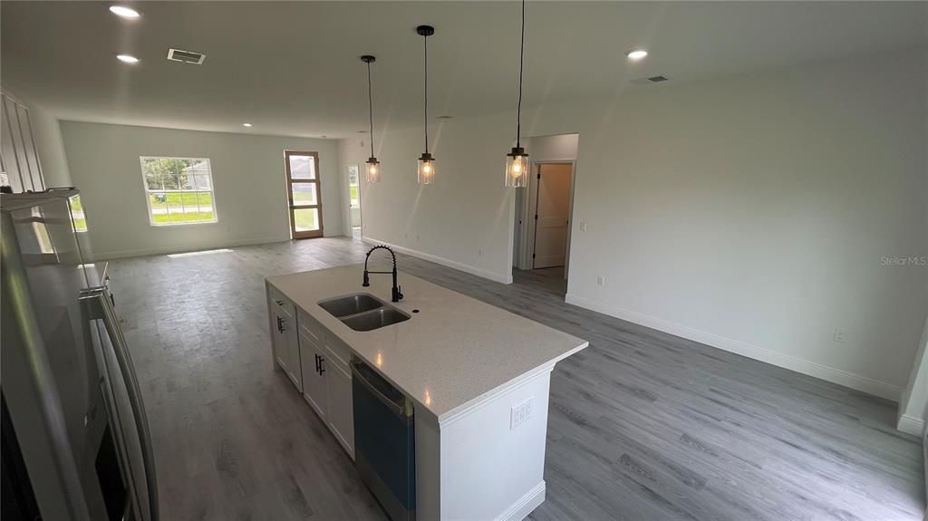 合同活跃: $279,900 (4 贝兹, 2 浴室, 1774 平方英尺)