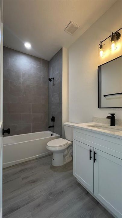 合同活跃: $279,900 (4 贝兹, 2 浴室, 1774 平方英尺)