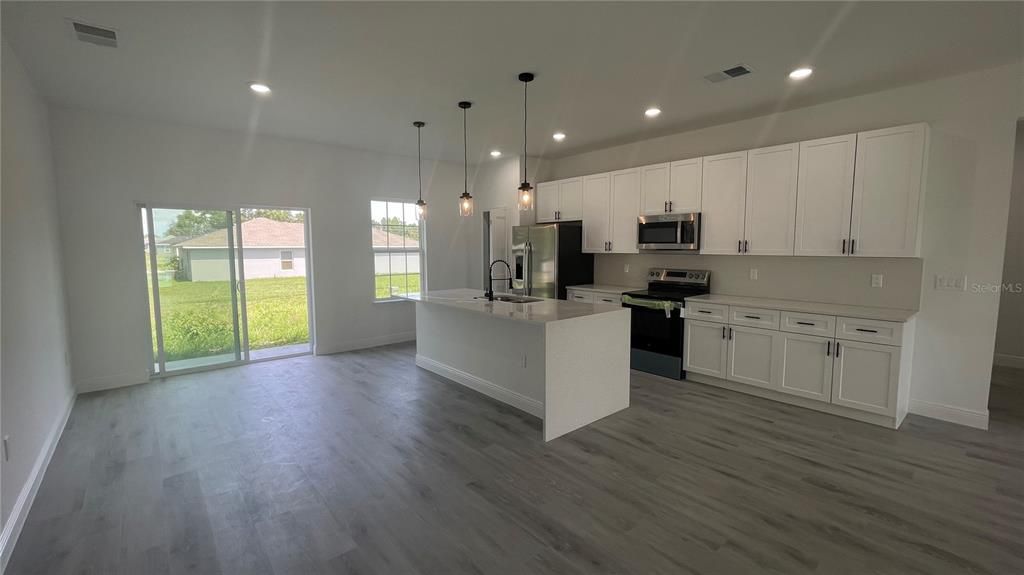 合同活跃: $279,900 (4 贝兹, 2 浴室, 1774 平方英尺)