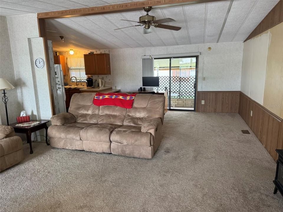 Под контрактом: $98,500 (3 спален, 2 ванн, 1560 Квадратных фут)