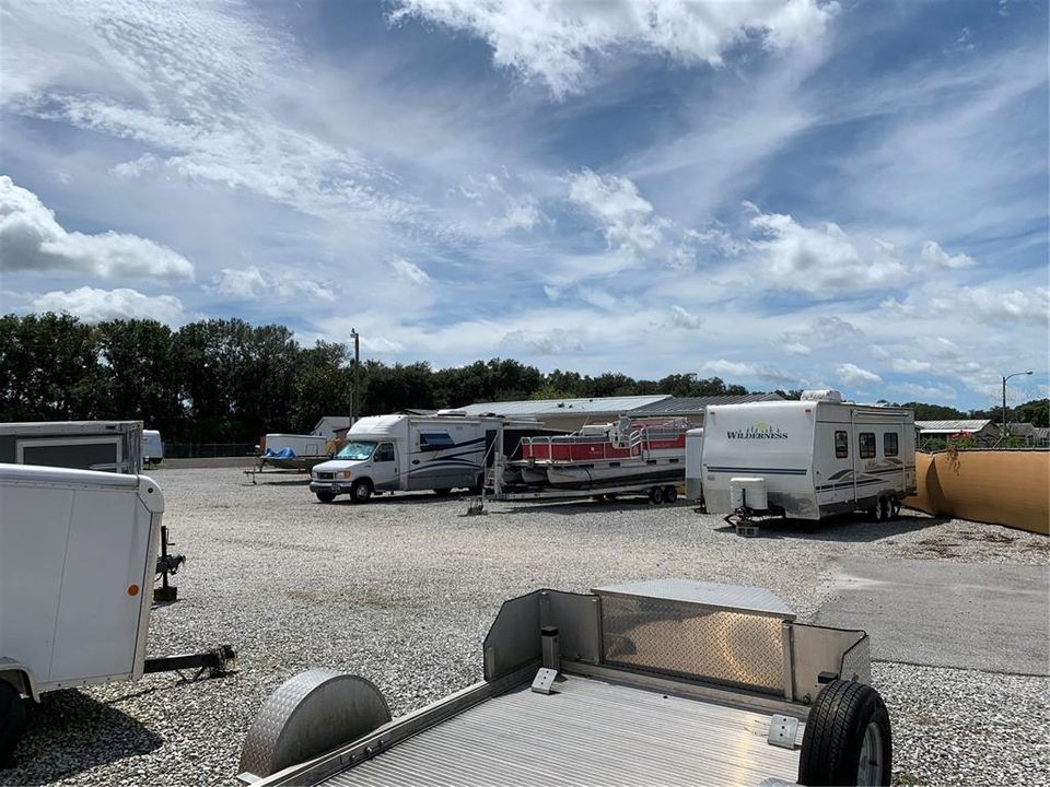 Под контрактом: $98,500 (3 спален, 2 ванн, 1560 Квадратных фут)